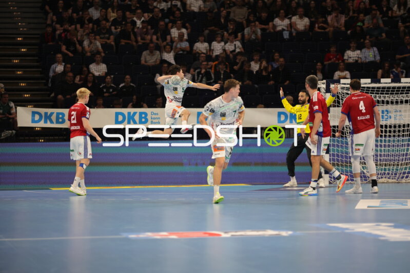Victor Klöve (#7; Frisch Auf Göppingen) bei Sprungwurf