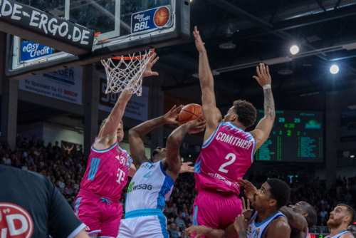 Alijah Comithier (2; Telekom Baskets Bonn) und Radii Caisin (16; Frankfurt Skyliners) in Aktion