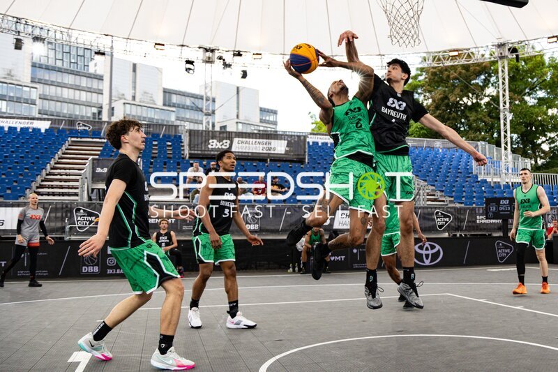 Kampf um den Ball in der Active City Arena