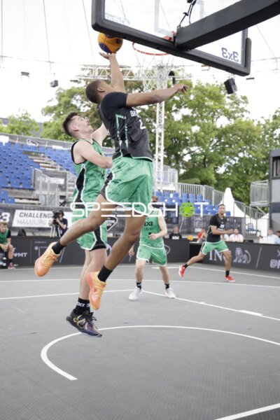 Dunk-Versuch von Kevin Yebo (0; Aachen GER) gegen 0; Barcelona ESP