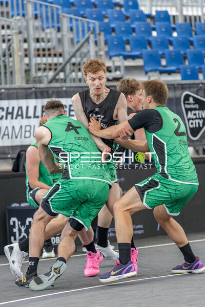 Zweikampf in der Active City Arena
