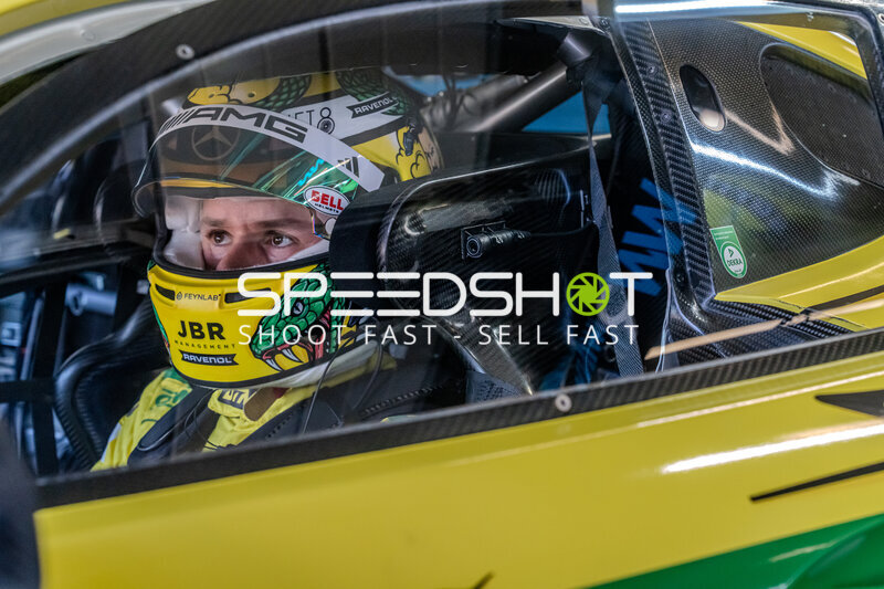 Fahrer in gelbem Rennwagen am Circuit Zandvoort