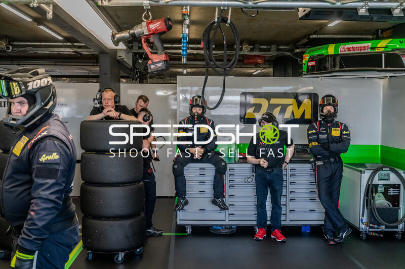 Manthey Racing Box-Crew wartet in der Garage beim DTM Circuit Zandvoort