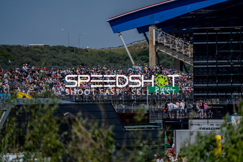 Vollbesetzte Tribüne beim DTM 2026 am Circuit Zandvoort
