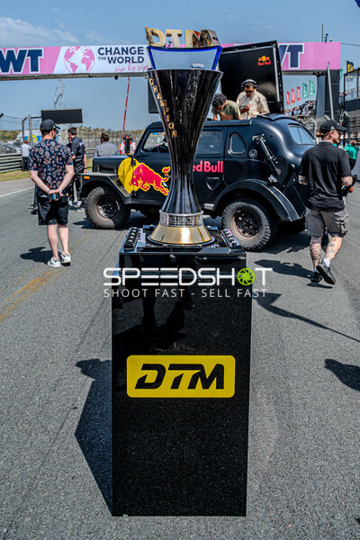 DTM Champion-Pokal auf der Startaufstellung am Circuit Zandvoort