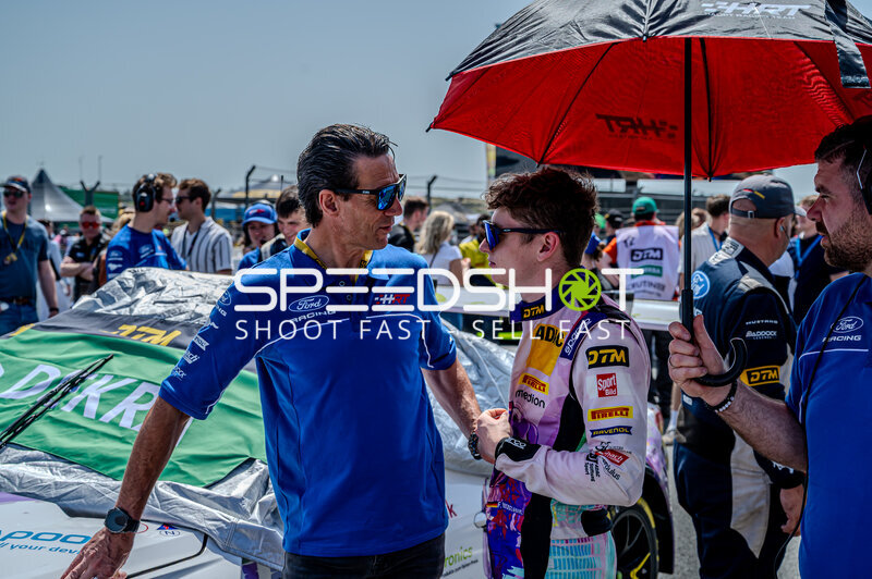 Finn Wiebelhaus im Gespräch mit HRT Ford Racing Teamverantwortlichem am Circuit Zandvoort