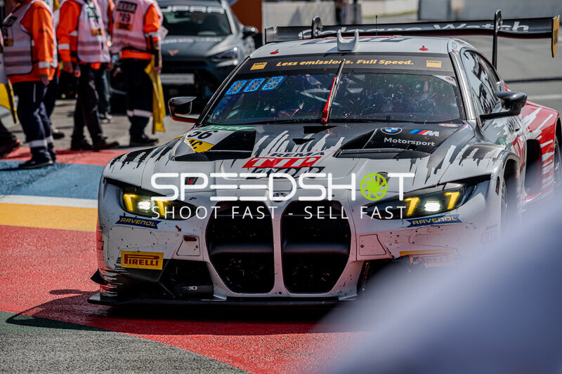 BMW M4 GT3 Evo #10 von FK Performance Motorsport in der Boxengasse