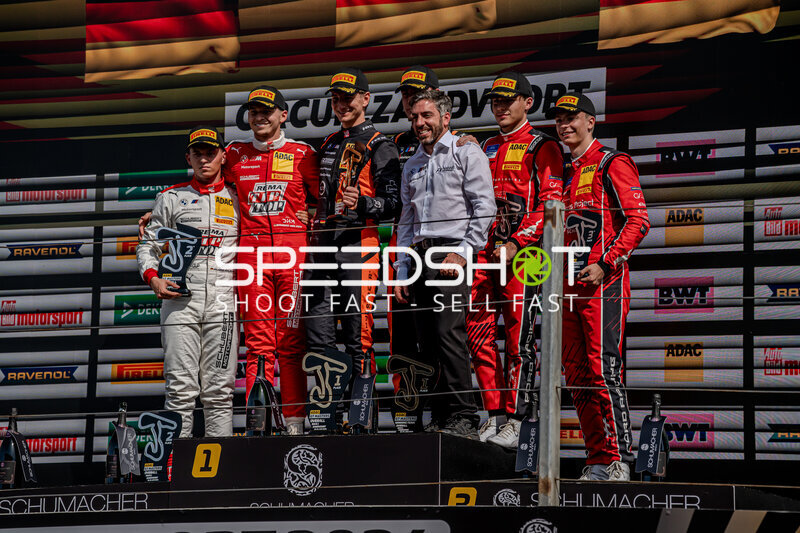 Podiumszeremonie ADAC GT Masters Zandvoort mit Tim Zimmermann, Kiano Blum, Juliano Holzem und Niklas Kalus