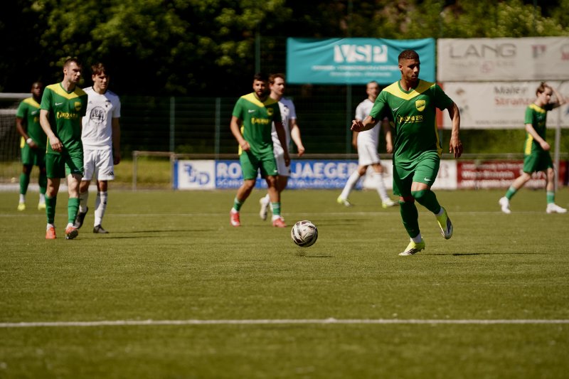 SpV Flittard-Spieler am Ball im Spiel gegen FV Wiehl