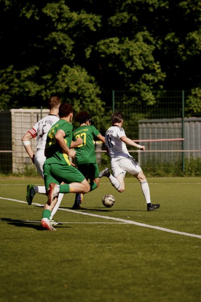 Zweikampf zwischen FV Wiehl und SpVg Flittard im Mittelfeld