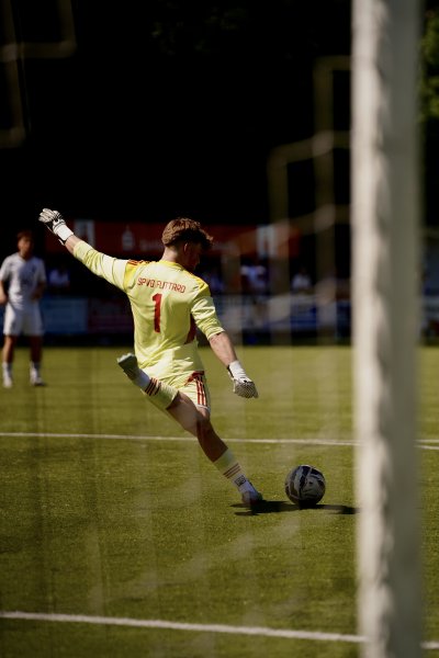 Emre Öztürk (#99; SpV Flittard) beim Abschlag