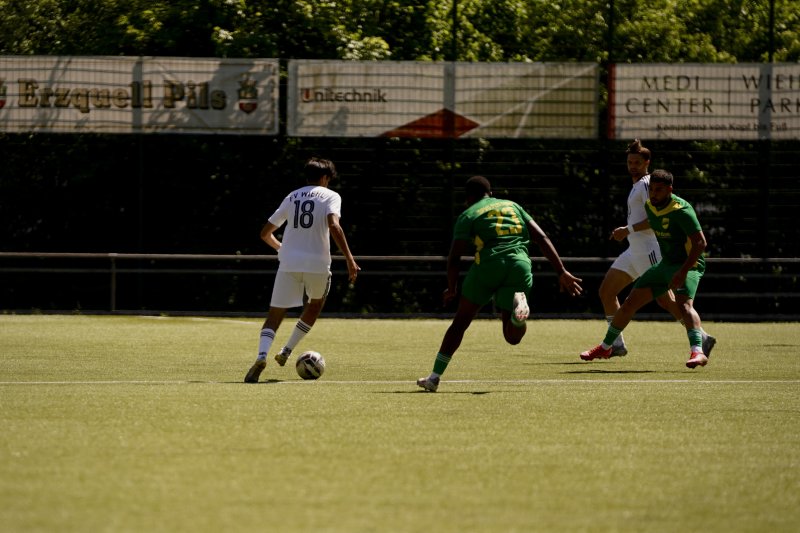 Yekcan Rupak Yildirim (#18; FV Wiehl) im Zweikampf gegen SpV Flittard