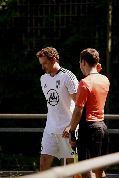 FV Wiehl Spieler (#6) im Gespräch mit Schiedsrichter-Assistent