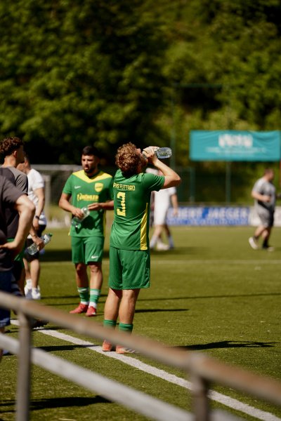 Kilian Moll (#3; SpV Flittard) trinkt Wasser an der Seitenlinie
