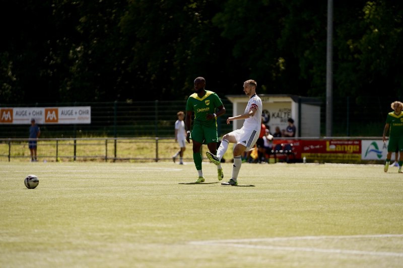 Spieler des FV Wiehl im Zweikampf gegen SpV Flittard