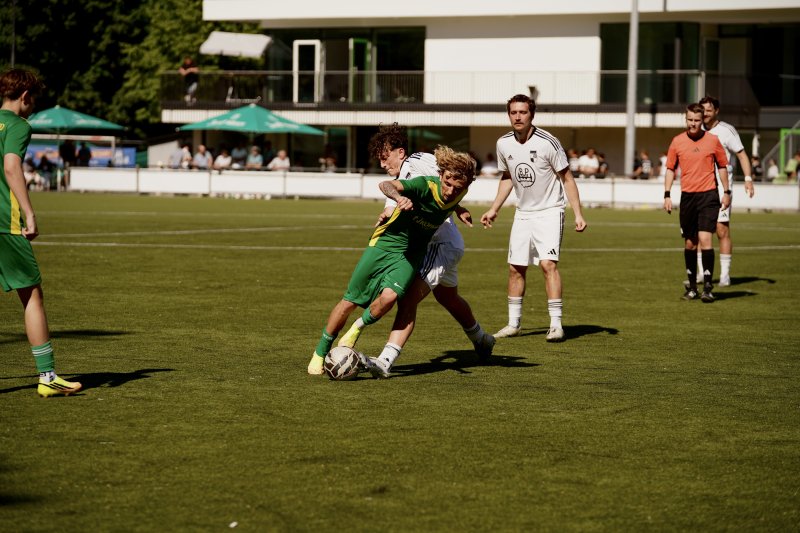 Zweikampf zwischen SpV Flittard und FV Wiehl im Mittelfeld