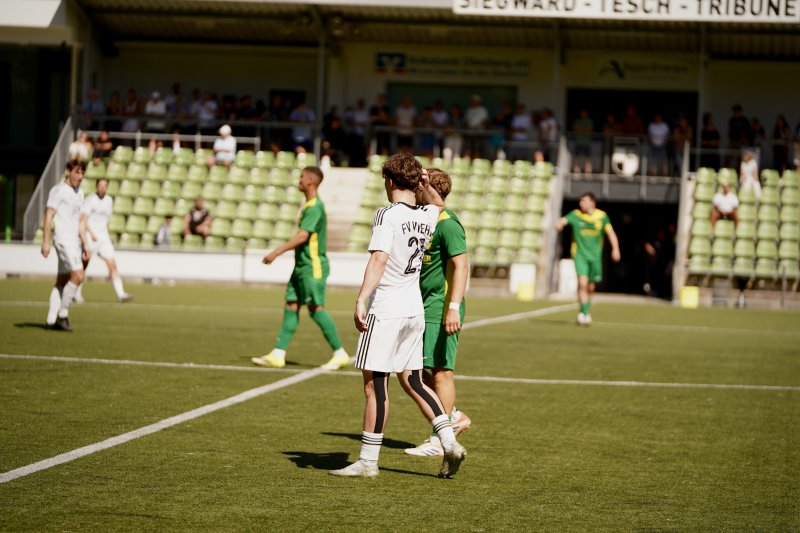 Yannik Clemens (#29; FV Wiehl) im Zweikampf gegen SpV Flittard