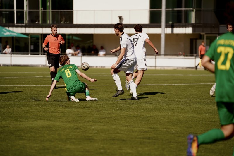 Zweikampf zwischen SpV Flittard und FV Wiehl im Fußballspiel