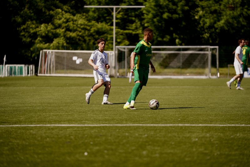Justus Dabringhausen (#21; FV Wiehl) im Zweikampf gegen SpV Flittard
