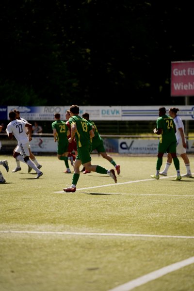 Mate Milos (#19; SpV Flittard) im Laufduell gegen FV Wiehl