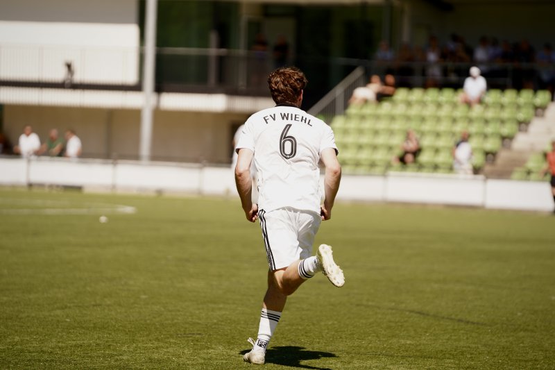 Vinzent Stoffel (#6; FV Wiehl) läuft über den Platz