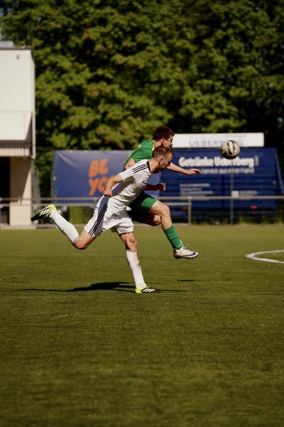 Kopfballduell zwischen FV Wiehl und SpV Flittard