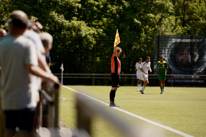Schiedsrichterassistent hebt Fahne beim Spiel FV Wiehl gegen SpV Flittard
