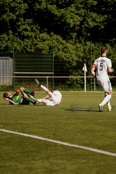 Bastian Schwarz (#5; FV Wiehl) beobachtet Zweikampf auf dem Rasen