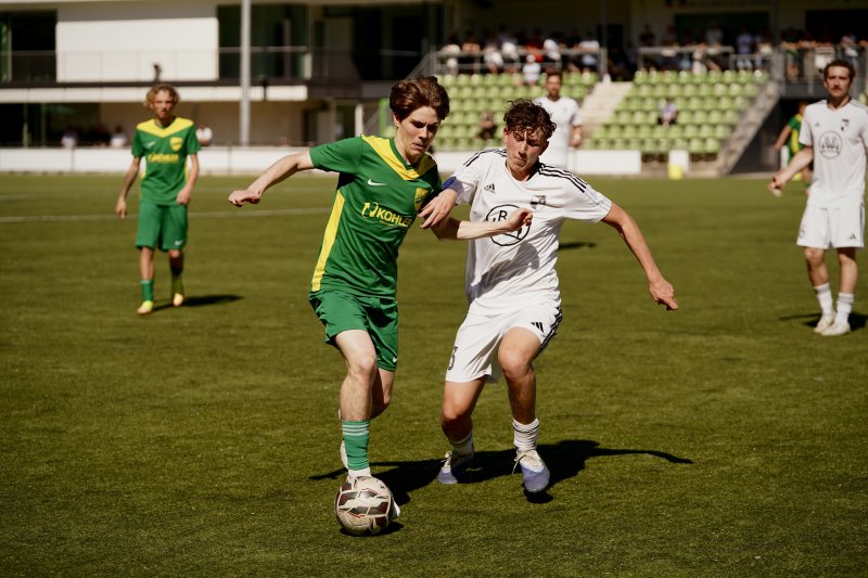 Zweikampf zwischen SpV Flittard und FV Wiehl im Fußballspiel