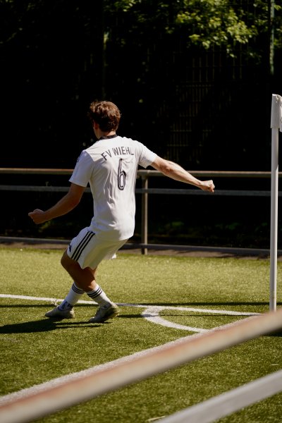 Vinzent Stoffel (#6; FV Wiehl) führt Eckball aus