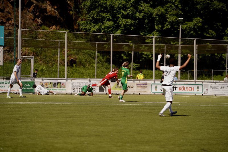 Spielszene FV Wiehl vs. SpV Flittard beim Kopfball-Duell