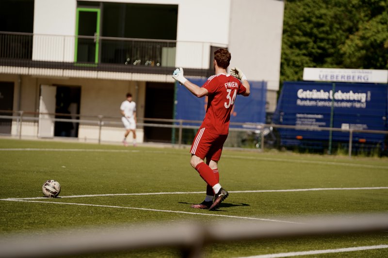 Justin Broy (#34; FV Wiehl) dirigiert im Tor