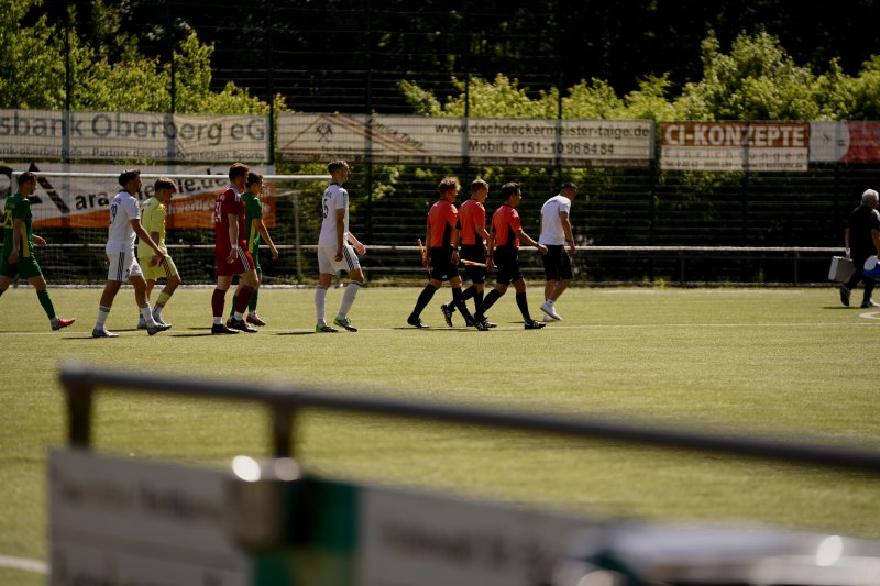 Spieler und Schiedsrichter beim Einlaufen – FV Wiehl vs. SpV Flittard