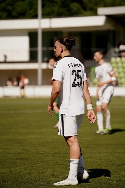 Alican Gültekin (#25; FV Wiehl) im Spielgeschehen