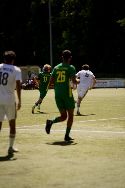 Alexander Moll (#11; SpV Flittard) im Laufduell gegen Vinzent Stoffel (#6; FV Wiehl)