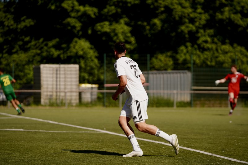 Alican Gültekin (#25; FV Wiehl) läuft ins Angriffsdrittel