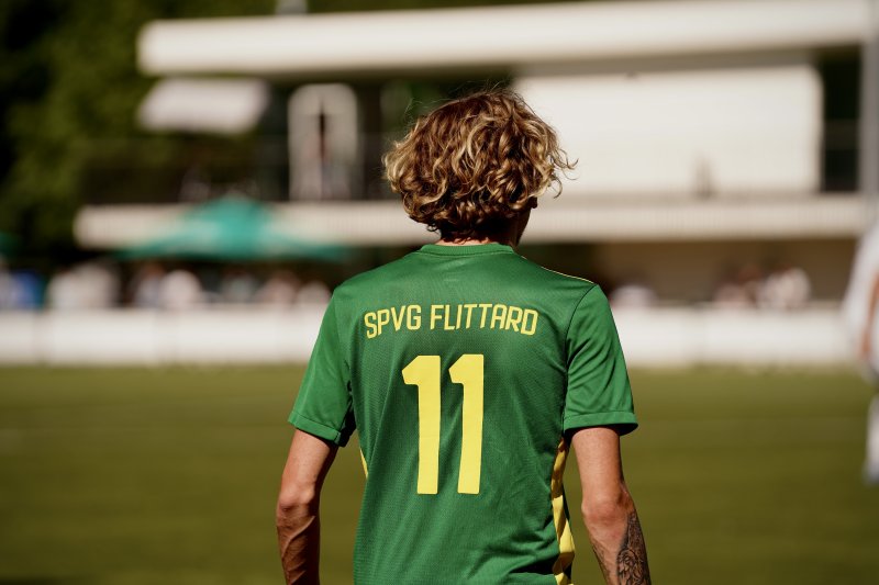 Alexander Moll (#11; SpV Flittard) auf dem Spielfeld