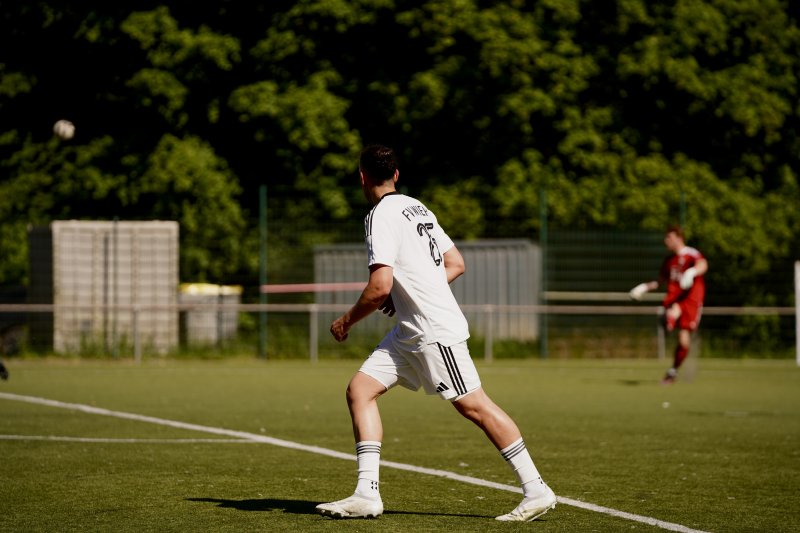 Alican Gültekin (#25; FV Wiehl) verfolgt den Ball