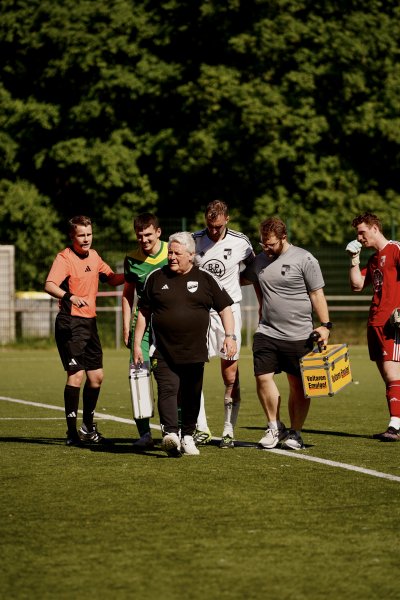 Sanitäter und Betreuer betreten das Spielfeld bei Unterbrechung