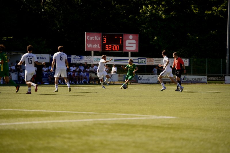 Zweikampf in der Nachspielzeit beim Stand 3:1 für FV Wiehl