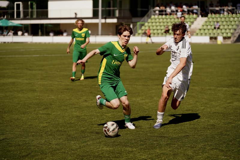 Zweikampf zwischen SpV Flittard und FV Wiehl im Fußballspiel