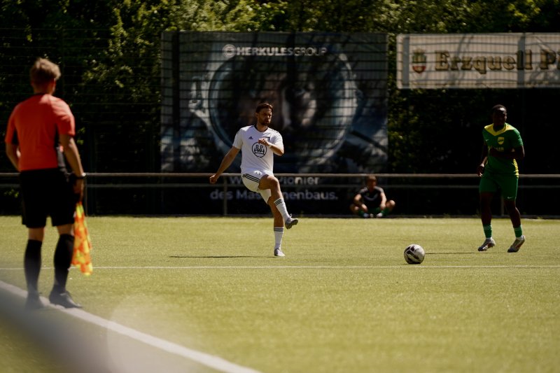 FV Wiehl Spieler beim Zuspiel gegen SpV Flittard