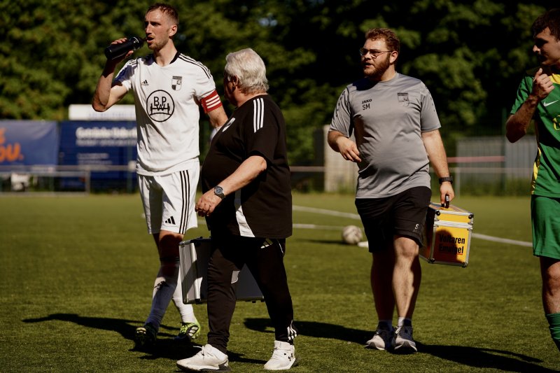 FV Wiehl Spieler und Betreuer in der Spielpause