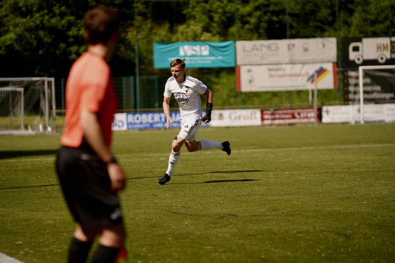 FV Wiehl Spieler beim Sprint im Spiel gegen SpV Flittard