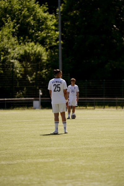 Alican Gültekin (#25; FV Wiehl) positioniert sich auf dem Spielfeld