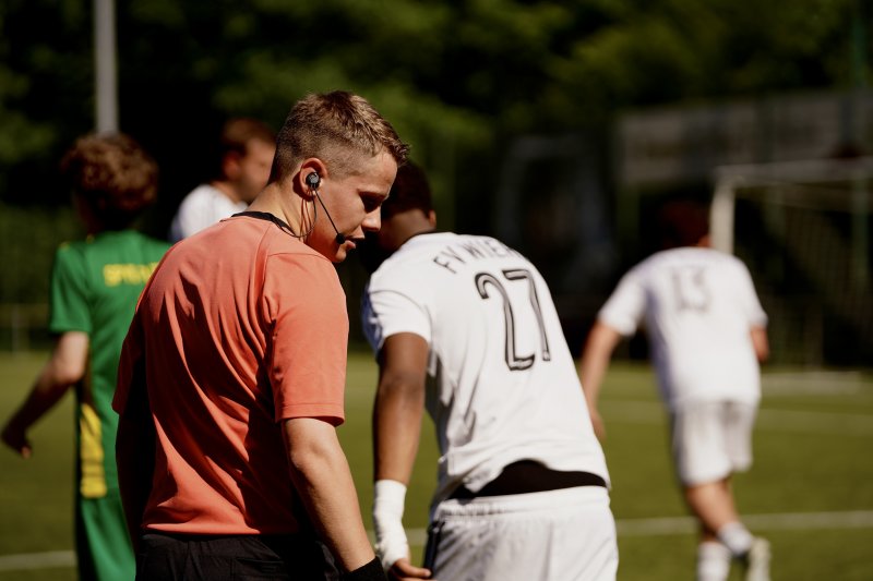 Collins Emeka Ihekaire (#27; FV Wiehl) und Schiedsrichter auf dem Spielfeld