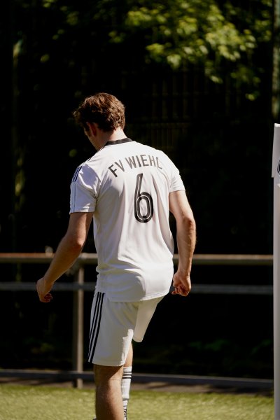 Vinzent Stoffel (#6; FV Wiehl) in Bewegung am Spielfeldrand