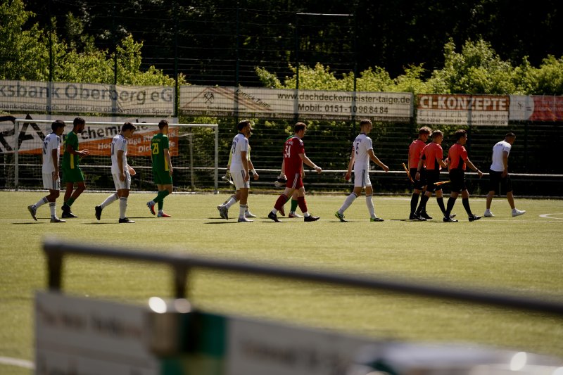 Spieler von FV Wiehl und SpV Flittard beim Einlaufen ins Stadion