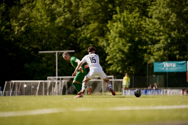 Gino Lanfranco (#15; FV Wiehl) im Zweikampf gegen SpV Flittard