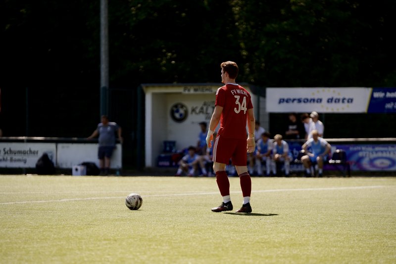 Justin Broy (#34; FV Wiehl) steht vor dem Ball